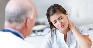 seorang pasien dengan osteochondrosis serviks dengan janji ke dokter