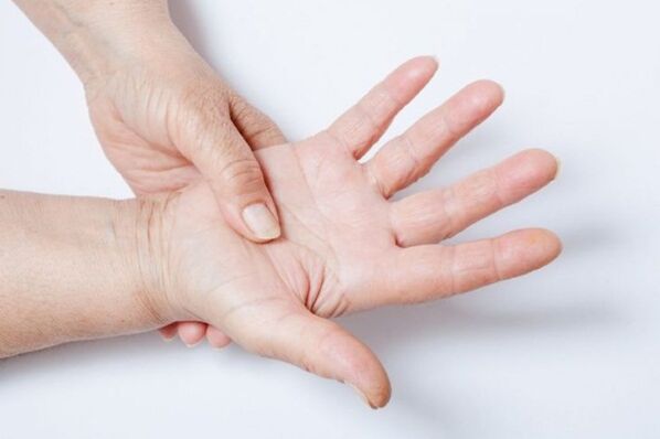 Mati rasa tangan adalah salah satu gejala osteochondrosis lumbal