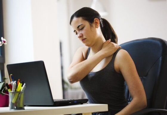 pekerjaan menetap menyebabkan rasa sakit di antara tulang belikat